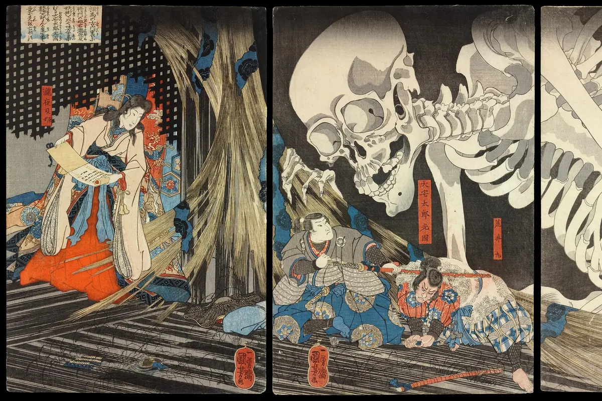 Yırtılmış panjurlardan uzanan dev bir iskeletin yanında bir parşömen okuyan soylu bir kadını gösteren Japon ahşap baskı üçlü panosunun bir parçası